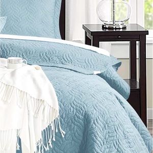 Twin size comforter/ and one sham. New without tag was on bed for staging only.